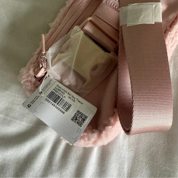 🆕 LAST ONE Lululemon Everywhere Belt Bag Fleece - Pink Mist - Picture 5 of 6